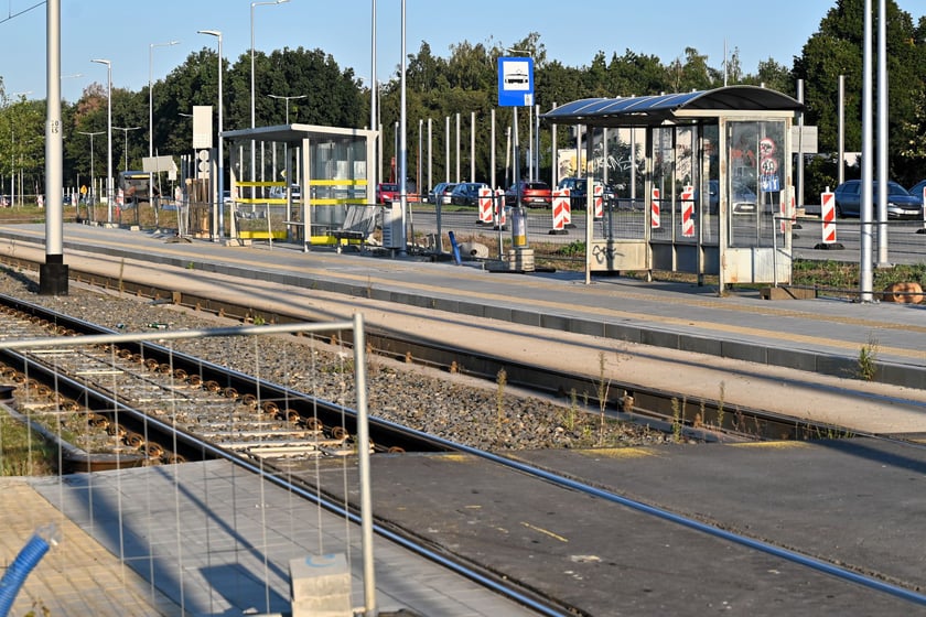 Nowe i tymczasowe wiaty przystankowe przy trasie tramwajowej na Leśnicę.