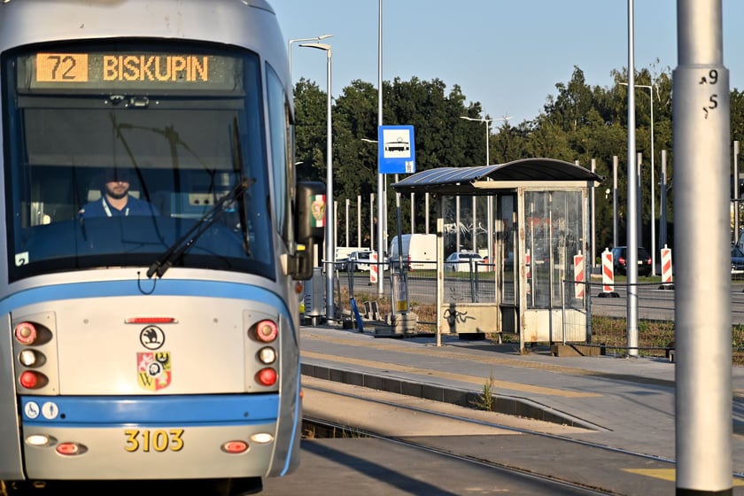 Nowe i tymczasowe wiaty przystankowe przy trasie tramwajowej na Leśnicę.