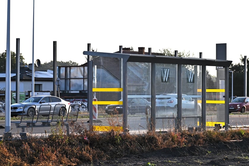 Nowe i tymczasowe wiaty przystankowe przy trasie tramwajowej na Leśnicę.