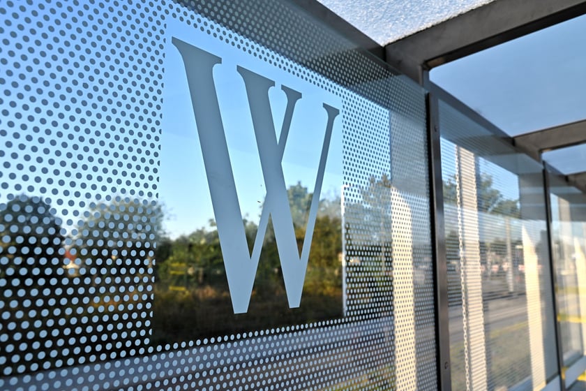 Nowe i tymczasowe wiaty przystankowe przy trasie tramwajowej na Leśnicę.