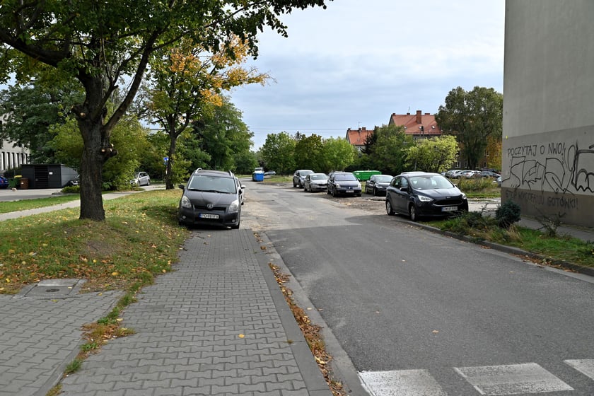Ul. Działkowa. Tedy ma jeździć tramwaj.