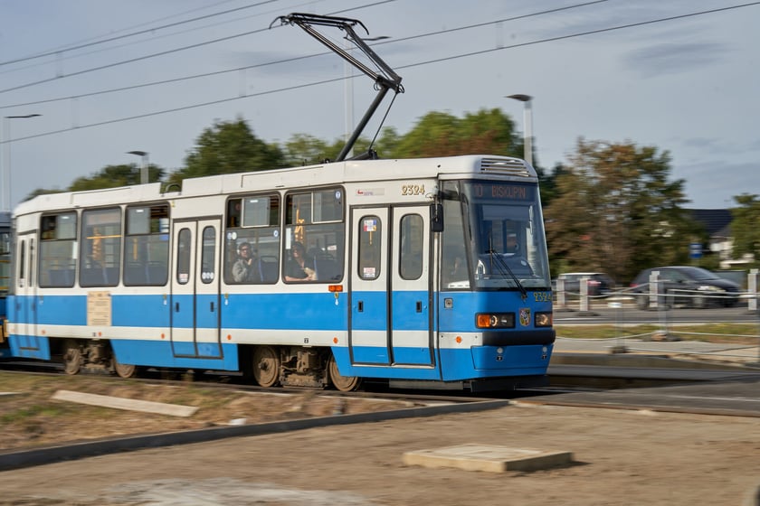 Na ulicy Kosmonautów trwają intensywne prace nie tylko na samej jezdni, ale również przy budowie dróg rowerowych, chodników oraz wiat przystankowych.