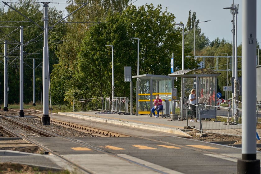 Na ulicy Kosmonautów trwają intensywne prace nie tylko na samej jezdni, ale również przy budowie dróg rowerowych, chodników oraz wiat przystankowych.