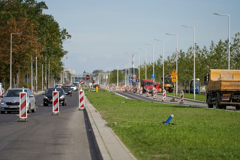 Na ulicy Kosmonautów trwają intensywne prace nie tylko na samej jezdni, ale również przy budowie dróg rowerowych, chodników oraz wiat przystankowych.