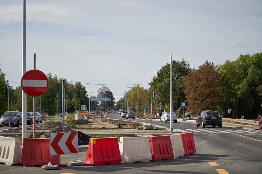 Na ulicy Kosmonautów trwają intensywne prace nie tylko na samej jezdni, ale również przy budowie dróg rowerowych, chodników oraz wiat przystankowych.
