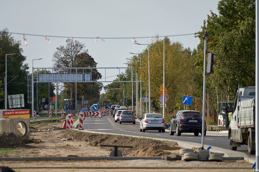 Na ulicy Kosmonautów trwają intensywne prace nie tylko na samej jezdni, ale również przy budowie dróg rowerowych, chodników oraz wiat przystankowych.