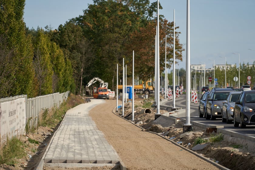 Na ulicy Kosmonautów trwają intensywne prace nie tylko na samej jezdni, ale również przy budowie dróg rowerowych, chodników oraz wiat przystankowych.