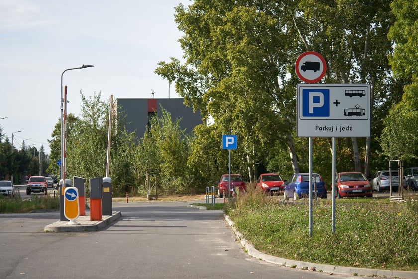 Na ulicy Kosmonautów trwają intensywne prace nie tylko na samej jezdni, ale również przy budowie dróg rowerowych, chodników oraz wiat przystankowych.