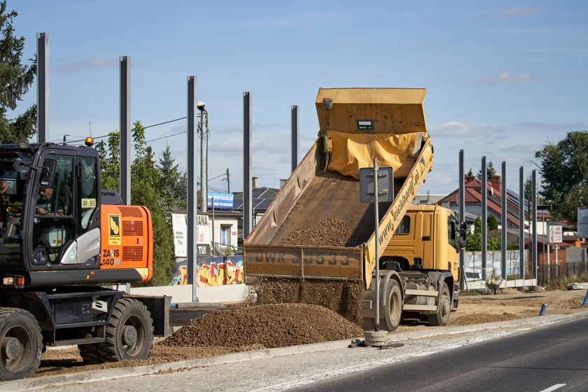 Na ulicy Kosmonautów trwają intensywne prace nie tylko na samej jezdni, ale również przy budowie dróg rowerowych, chodników oraz wiat przystankowych.