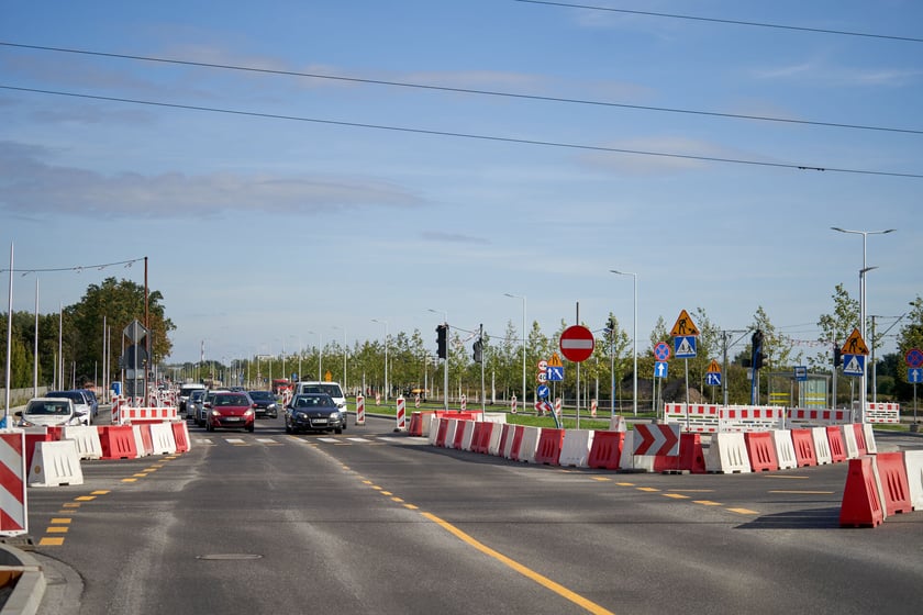 Na ulicy Kosmonautów trwają intensywne prace nie tylko na samej jezdni, ale również przy budowie dróg rowerowych, chodników oraz wiat przystankowych.