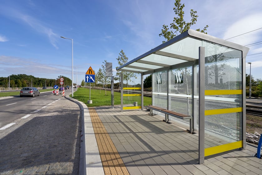 Na ulicy Kosmonautów trwają intensywne prace nie tylko na samej jezdni, ale również przy budowie dróg rowerowych, chodników oraz wiat przystankowych.