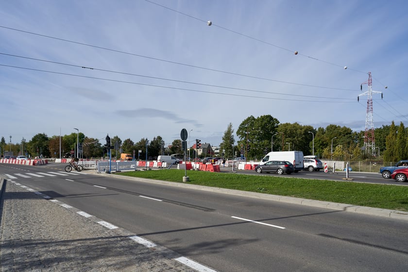 Na ulicy Kosmonautów trwają intensywne prace nie tylko na samej jezdni, ale również przy budowie dróg rowerowych, chodników oraz wiat przystankowych.
