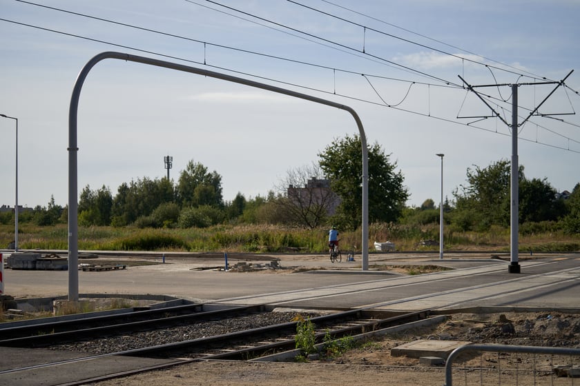 Na ulicy Kosmonautów trwają intensywne prace nie tylko na samej jezdni, ale również przy budowie dróg rowerowych, chodników oraz wiat przystankowych.