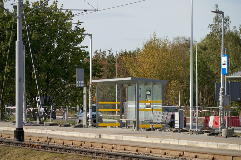 Na ulicy Kosmonautów trwają intensywne prace nie tylko na samej jezdni, ale również przy budowie dróg rowerowych, chodników oraz wiat przystankowych.