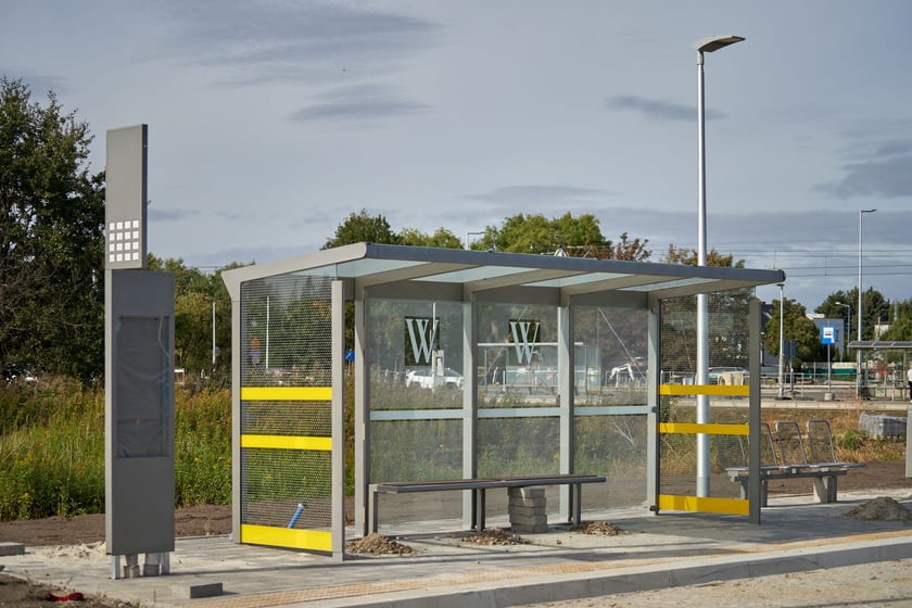 Na ulicy Kosmonautów trwają intensywne prace nie tylko na samej jezdni, ale również przy budowie dróg rowerowych, chodników oraz wiat przystankowych.