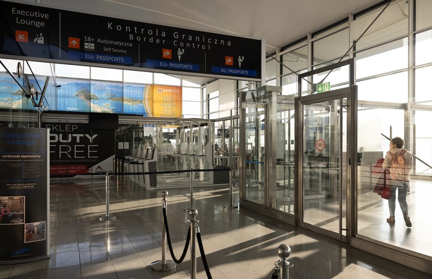 Lotnisko Wrocław przyloty i odloty, parkingi. Zdjęcia z lotniska