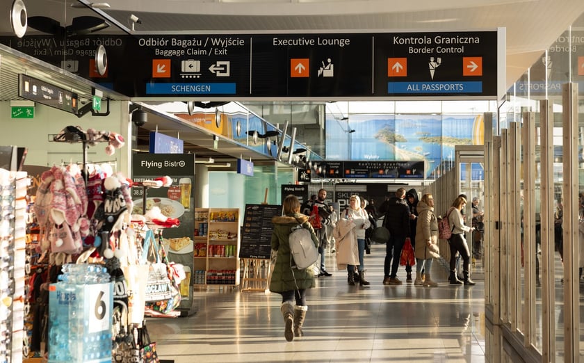 Lotnisko Wrocław przyloty i odloty, parkingi. Zdjęcia z lotniska