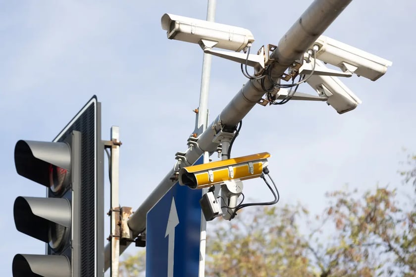 CANARD Red Light. Ż&oacute;łte kamery na skrzyżowaniach i przejazdach kolejowych
W ramach systemu CANARD na skrzyżowaniach i przed przejazdami kolejowymi montowane są charakterystyczne ż&oacute;łte kamery.
Urządzenia, w ramach systemu Red Light automatycznie rejestrują samochody przejeżdżające na czerwonym świetle.
&nbsp;
&nbsp;