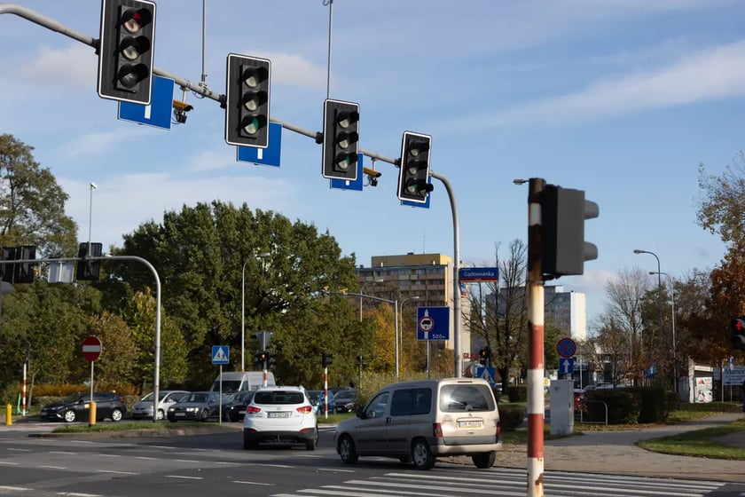 Ż&oacute;łte kamery łapią kierowc&oacute;w
We Wrocławiu rekordy bije skrzyżowanie ulic Bystrzycka - Na Ostatnim Groszu - estakada Gądowianka.
Kamery CANARD i system Red Light są tam od 5 kwietnia tego roku. Tylko w kwietniu &bdquo;złapano&rdquo; aż 4 385 kierowc&oacute;w. W sumie do października było ich 12&nbsp;225!