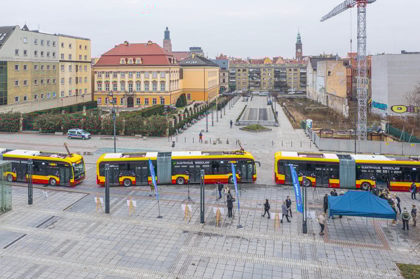 MPK Wrocław zaprezentowało wszystkie swoje elektryczne autobusy na placu Wolności.