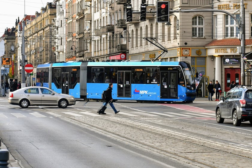 Zmodernizowany Protram 205 WrAs skręcający z Piłsudskiego w Kołłątaja.&nbsp;