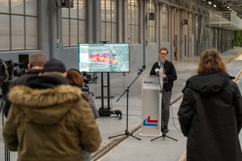 Konferencja prezydenta Jacka Sutryka, MPK oraz Biura Zr&oacute;wnoważonej Mobilności UMW w zajezdni Gaj.