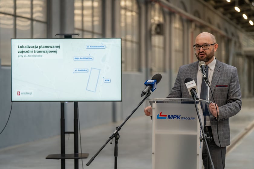 Konferencja prezydenta Jacka Sutryka, MPK oraz Biura Zr&oacute;wnoważonej Mobilności UMW w zajezdni Gaj.