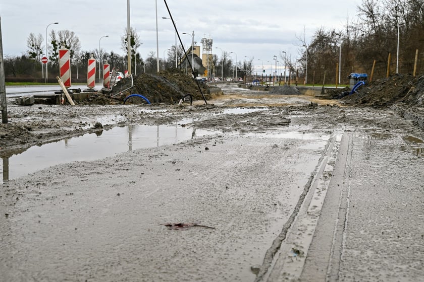 Początek - jadąc z centrum - trasy autobusowo-tramwajowej na Jagodno. Na Bardzkiej, tuż za skrzyżowaniem ze Świeradowską i Morwową, istnieje już przedłużenie tor&oacute;w, kt&oacute;re przecinają jezdnię i wkraczają na wydzielony korytarz.&nbsp;