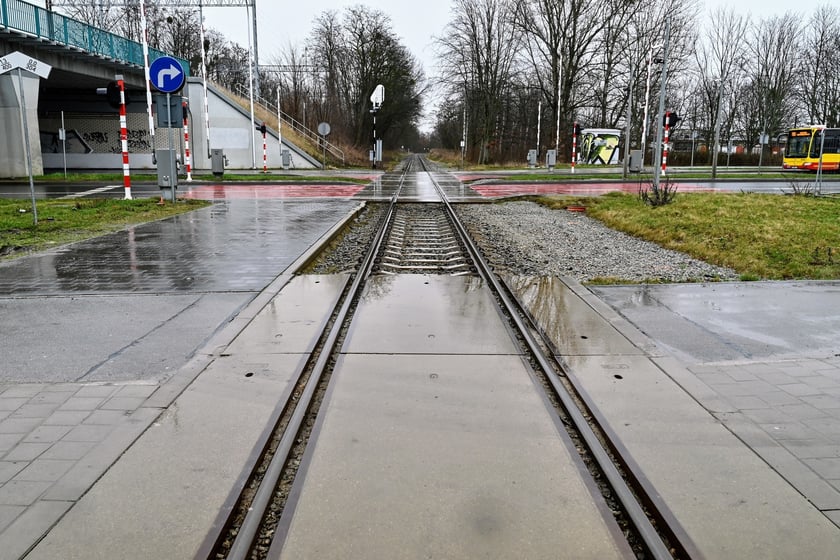 Prawdopodobnie jedno z najsławniejszych skrzyżowań tor&oacute;w kolejowych z ulicą na terenie Wrocławia. Bardzką przecina linia nr 285 i ta kolizja blokuje budowę tramwaju. Opierając się na obecnych przepisach PKP Polskie Linie Kolejowe nie zgadzają się, aby tory tramwajowe krzyżowały się z kolejowymi. Rząd obiecał zmianę regulacji, jednak na razie nowych przepis&oacute;w nie ma. Polskie Linie Kolejowe będą wynosić linię 285 na wiadukt &ndash; taką decyzję podjęły &ndash; jednak nie wiadomo, kiedy taka inwestycja miałaby się rozpocząć. Dlatego na razie TAT będzie tylko TA na Jagodno.