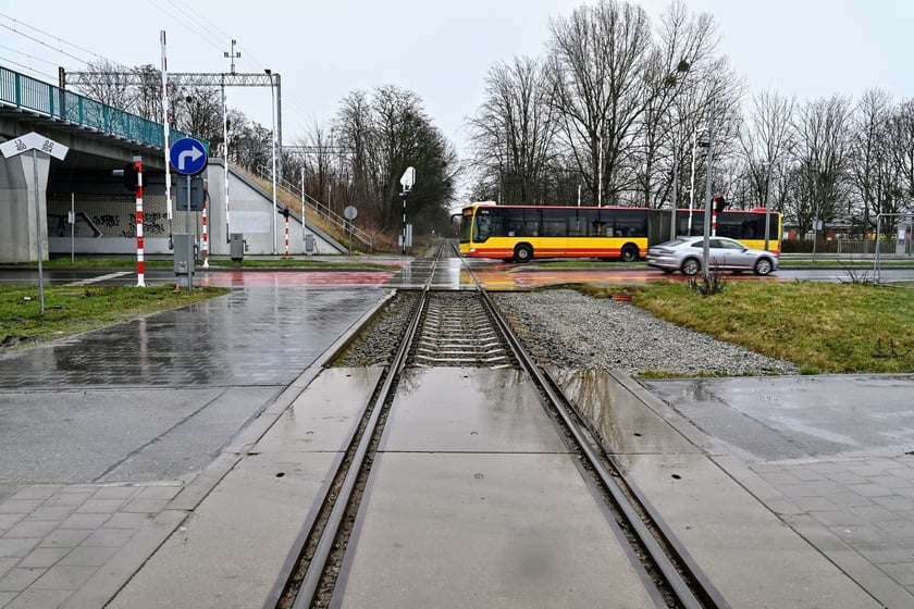 Prawdopodobnie jedno z najsławniejszych skrzyżowań tor&oacute;w kolejowych z ulicą na terenie Wrocławia. Bardzką przecina linia nr 285 i ta kolizja blokuje budowę tramwaju. Opierając się na obecnych przepisach PKP Polskie Linie Kolejowe nie zgadzają się, aby tory tramwajowe krzyżowały się z kolejowymi. Rząd obiecał zmianę regulacji, jednak na razie nowych przepis&oacute;w nie ma. Polskie Linie Kolejowe będą wynosić linię 285 na wiadukt &ndash; taką decyzję podjęły &ndash; jednak nie wiadomo, kiedy taka inwestycja miałaby się rozpocząć. Dlatego na razie TAT będzie tylko TA na Jagodno.