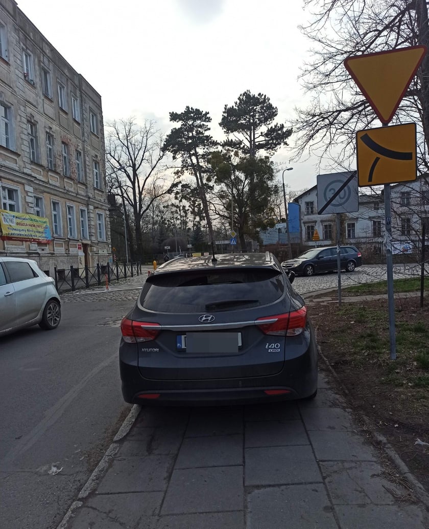 Nieprawidłowo zaparkowany pojazd