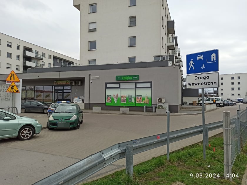 Nieprawidłowo zaparkowany pojazdw strefie zamieszkania- ul. Buforowa