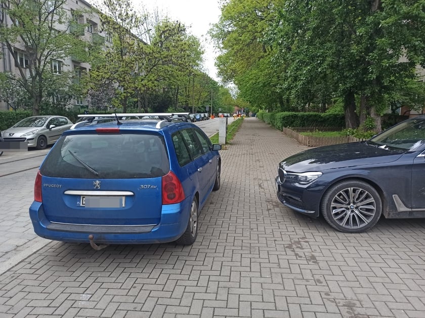 Przykłady niezgodnego z prawem parkowania