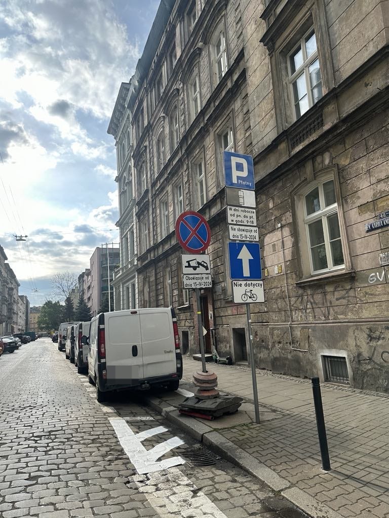 Przykłady niezgodnego z prawem parkowania