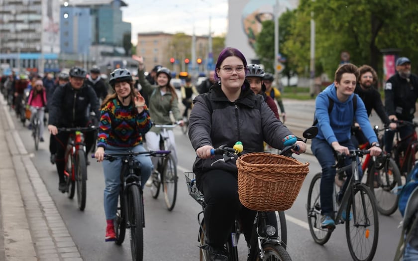 Przejazd Masy Krytycznej przez Wrocław, piątek 26 kwietnia 2024