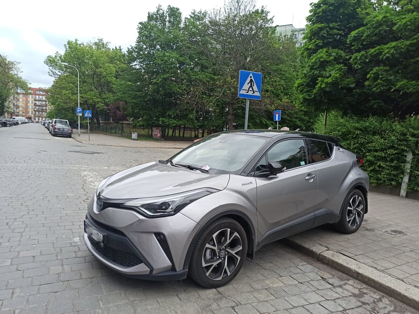 Nieprawidłowo zaparkowane samochody