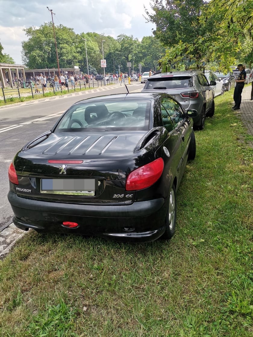 Przykład niezgodnego z prawem parkowania