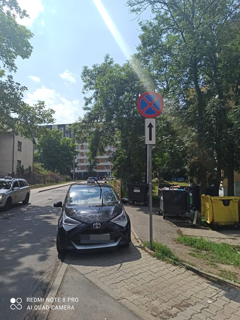 Przykład niezgodnego z prawem parkowania