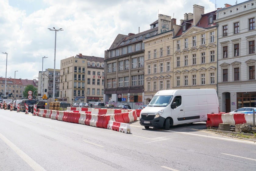 Na ul. Kazimierza Wielkiego MPK wymienia część torowiska oraz rozjazdy w kierunku ul. Szewskiej i Widok.