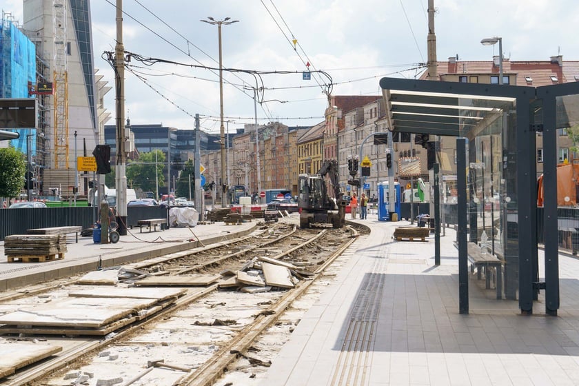 Na ul. Kazimierza Wielkiego MPK wymienia część torowiska oraz rozjazdy w kierunku ul. Szewskiej i Widok.
