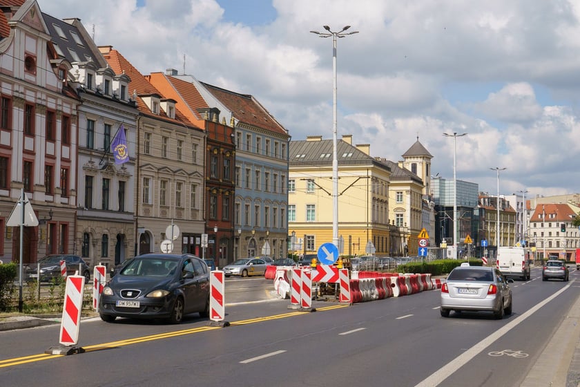 Na ul. Kazimierza Wielkiego MPK wymienia część torowiska oraz rozjazdy w kierunku ul. Szewskiej i Widok.