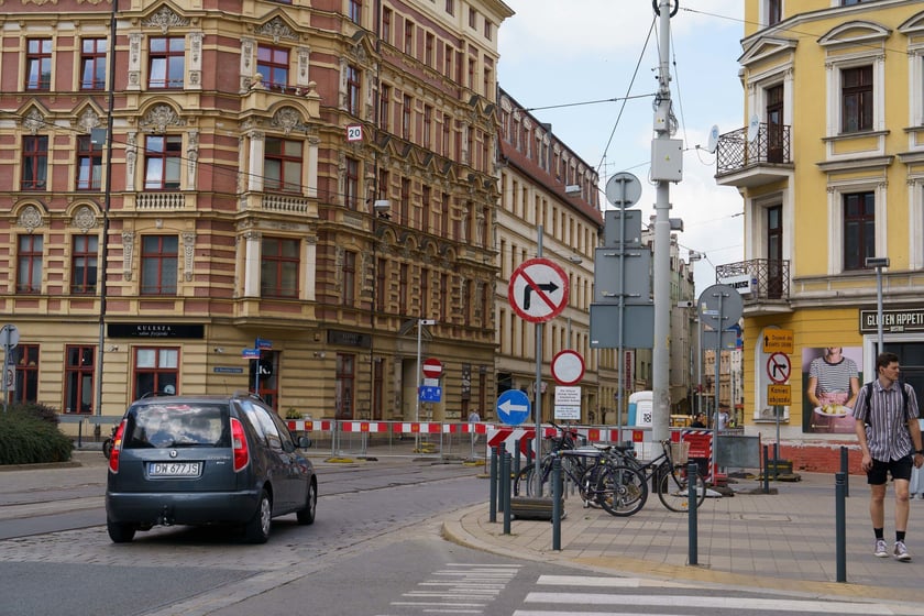 MPK Wrocław wymienia torowisko na ul. Szczytnickiej na odcinku od ul. Piwnej do Curie-Skłodowskiej.