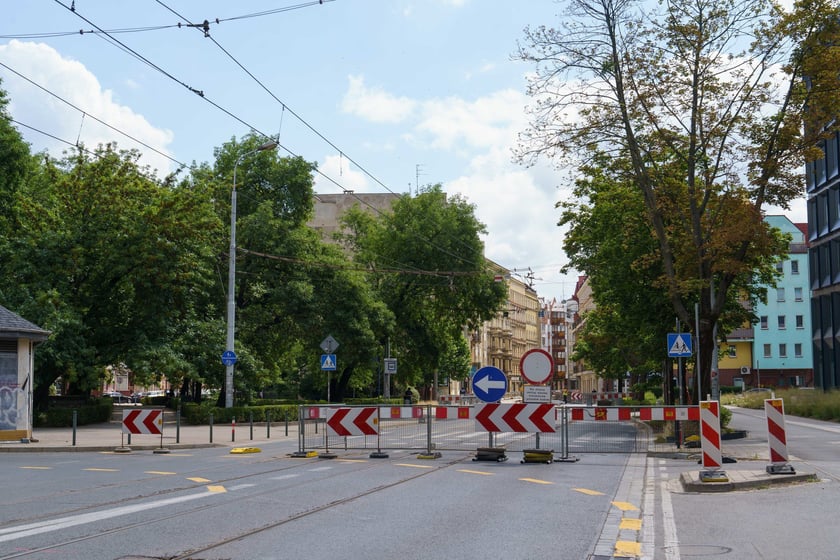 MPK Wrocław wymienia torowisko na ul. Szczytnickiej na odcinku od ul. Piwnej do Curie-Skłodowskiej.