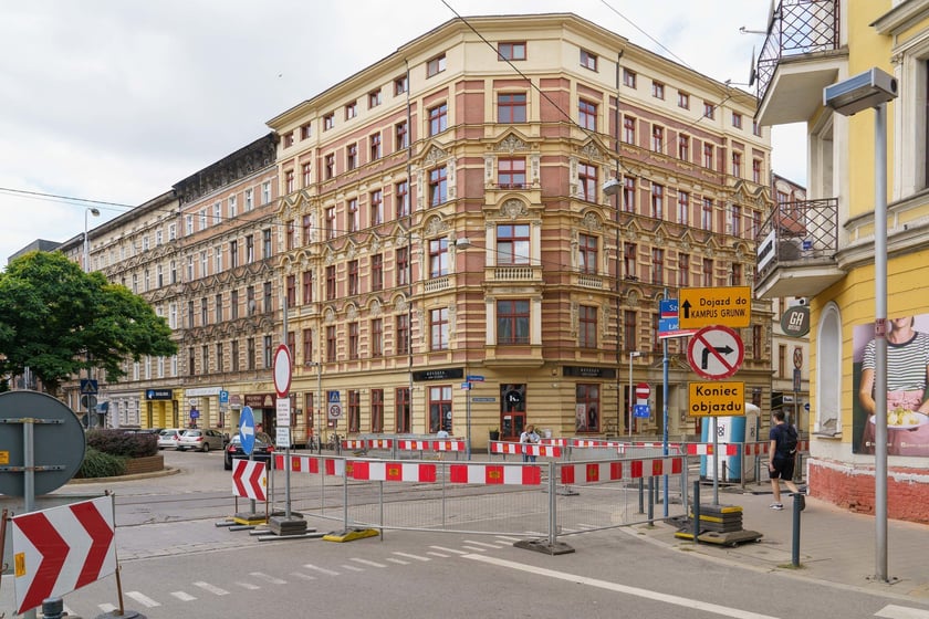 MPK Wrocław wymienia torowisko na ul. Szczytnickiej na odcinku od ul. Piwnej do Curie-Skłodowskiej.