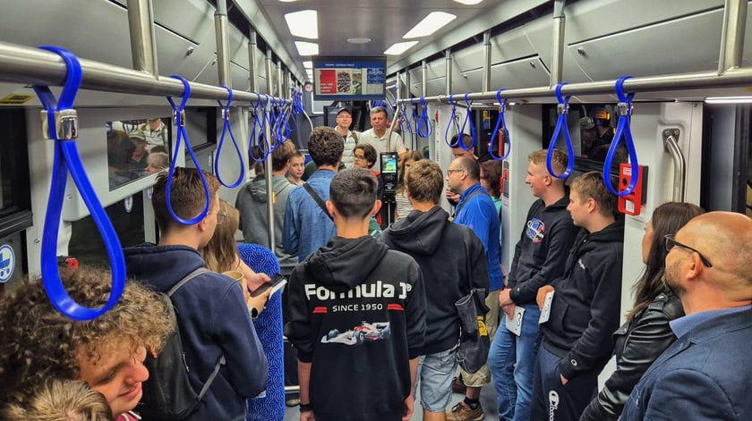 Powitanie 46. Moderusa Gammy. Na zajezdnię Borek przybyli miłośnicy komunikacji miejskiej. Na tej dostawie kończy się kontrakt z Modertrans Poznań na dostawę tramwajów.