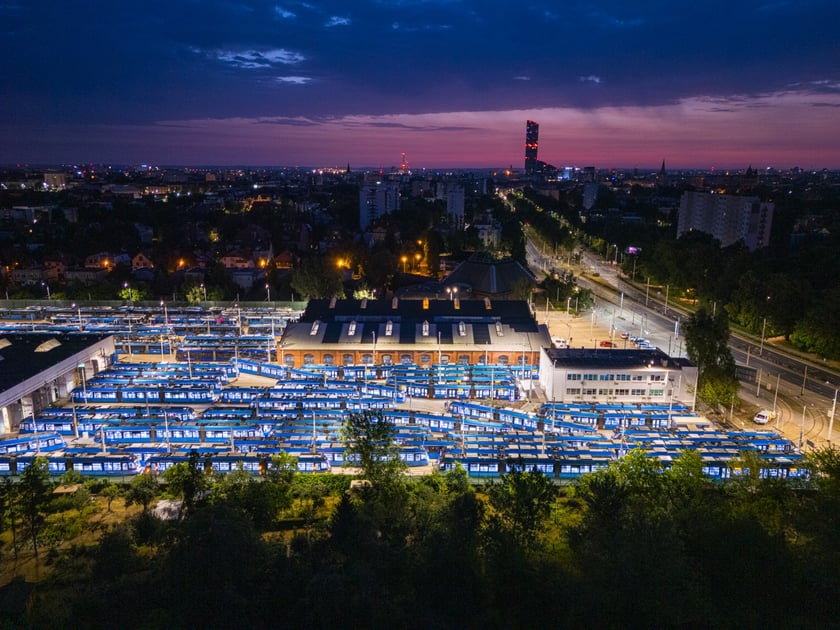 Kilkadziesiąt tramwajów stacjonujących na zajezdni Borek.