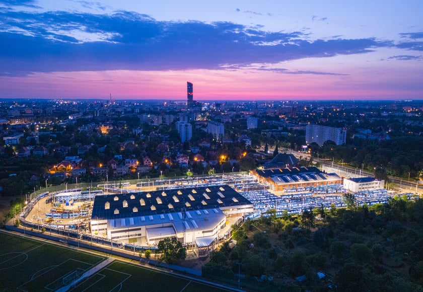 Kilkadziesiąt tramwajów stacjonujących na zajezdni Borek.
