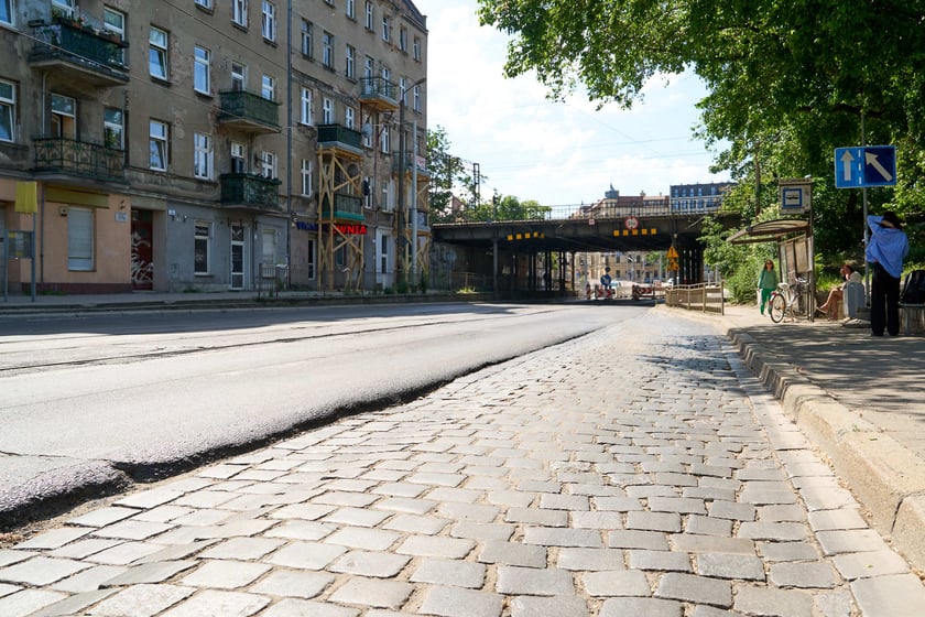 Ulica Reymonta - stan obecny. Za 1,5 roku poznamy efekt pracy biura projektowego, które przygotuje dokumentację niezbędną do przeprowadzenia remontu