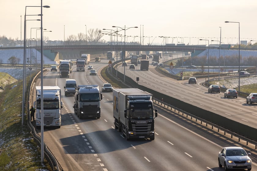 AOW. Utrudnienia&nbsp;
Wymiana dylatacji odbywać się będzie w dw&oacute;ch etapach, podczas kt&oacute;rych wyłączone z ruchu będą dwa pasy ruchu, a prędkość jazdy ograniczona zostaje do 80 km/godz.&nbsp;
