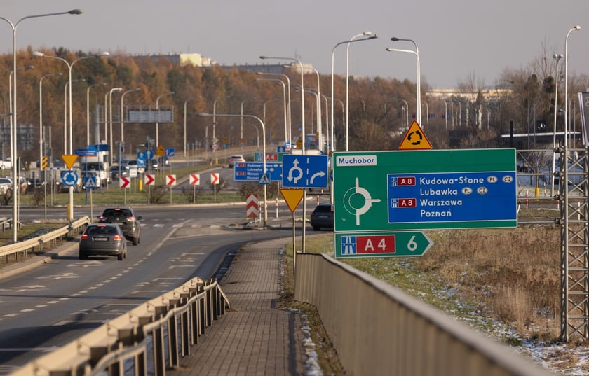 AOW utrudnienia dla kierowc&oacute;w. Ograniczenie prędkości
Generalna Dyrekcja Dr&oacute;g Krajowych i Autostrad: - I etap&nbsp;rozpocznie się od poniedziałku 8 lipca i zgodnie z obowiązującą umową może potrwać do 9 dni.
Na czas tych rob&oacute;t &nbsp;z ruchu wyłączone będą pas wolny i pas awaryjny. Wykonawca przystąpi do demontażu części uszkodzonej dylatacji, a następnie do montażu nowej[/quote]
